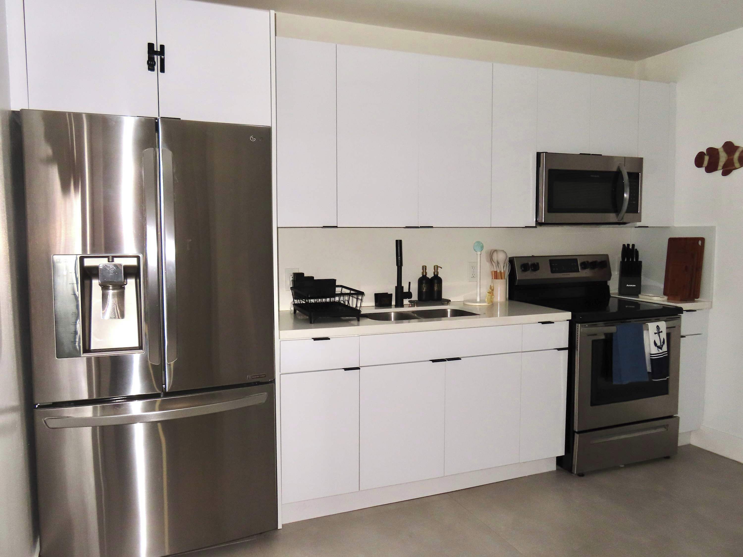 Coffee/tea maker, fridge, microwave, oven