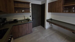 Eine moderne Küche mit Holzausbau, einer Arbeitsplatte und einer Tür zu einem anderen Raum.