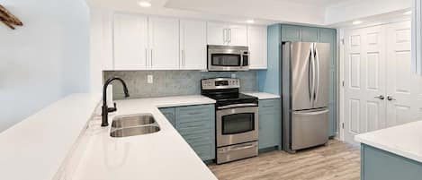Coffee/tea maker, fridge, microwave, oven