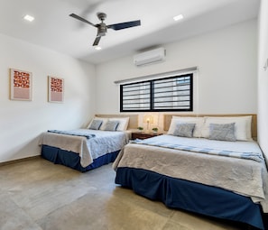 A bedroom with two beds, a ceiling fan, an air conditioning unit, and a window with blinds. - Villa con Piscina Privada a 3 min de la Playa / Concierge incluido (Playa Grande)