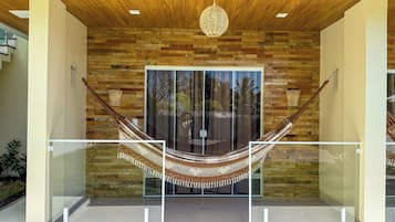 Quarto casal superior, vista para o jardim | Fachada