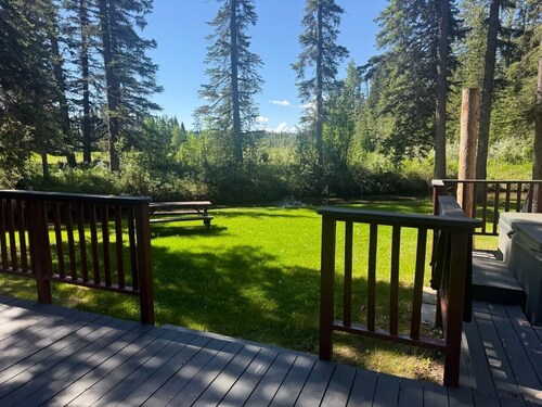 PEACEFUL, COZY, CABIN GETAWAY WITH PRIVATE CREEK, MINUTES FROM LAKES, AMENETIES!