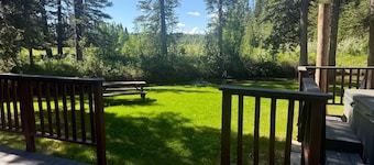 PEACEFUL, COZY, CABIN GETAWAY WITH PRIVATE CREEK, MINUTES FROM LAKES, AMENETIES!