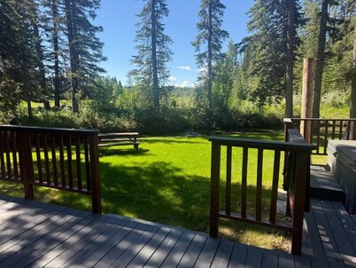 PEACEFUL, COZY, CABIN GETAWAY WITH PRIVATE CREEK, MINUTES FROM LAKES, AMENETIES!