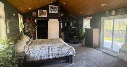 PEACEFUL, COZY, CABIN GETAWAY WITH PRIVATE CREEK, MINUTES FROM LAKES, AMENETIES!