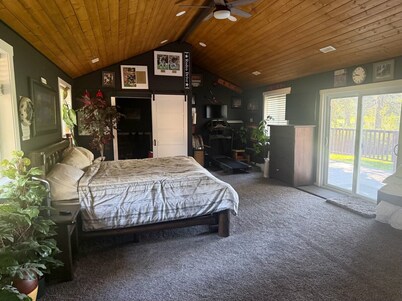 PEACEFUL, COZY, CABIN GETAWAY WITH PRIVATE CREEK, MINUTES FROM LAKES, AMENETIES!