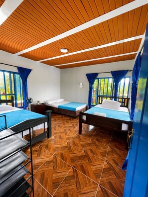 A room with two beds, a wooden ceiling, and a herringbone floor pattern. - Finca Hotel Vista Palmar  (Quimbaya)