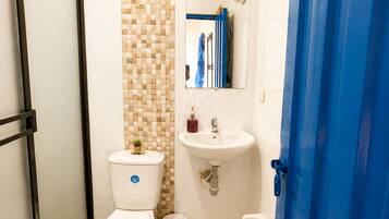 Basic Quadruple Room | Bathroom
