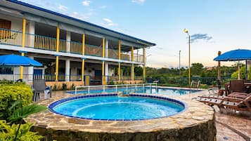 15 outdoor pools