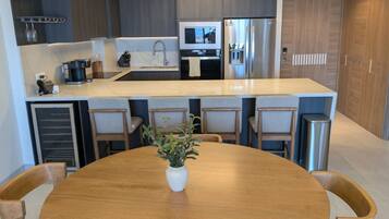 Kaffetrakter/tekoker, kjøleskap, mikrobølgeovn og ovn