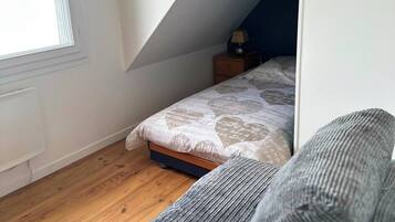 Tabla de planchar con plancha, wifi, ropa de cama