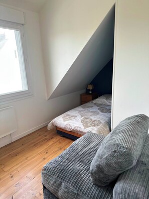 Iron/ironing board, WiFi, bed sheets - Just 5 minutes from the harbor and 1,500 meters from the beaches, this comfortable home is perfect for a relaxing stay! (Douarnenez)