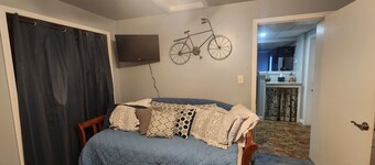 Spacious 6-bedroom house located on Richmond Lake.