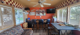 Spacious 6-bedroom house located on Richmond Lake.