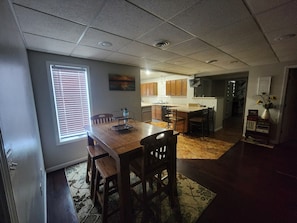 Dining - Spacious 6-bedroom house located on Richmond Lake. (Aberdeen)