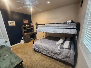 6 Schlafzimmer, Schreibtisch, Bügeleisen/Bügelbrett, WLAN