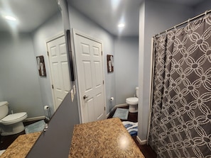 Shower, hair dryer, towels, soap - Spacious 6-bedroom house located on Richmond Lake. (Aberdeen)