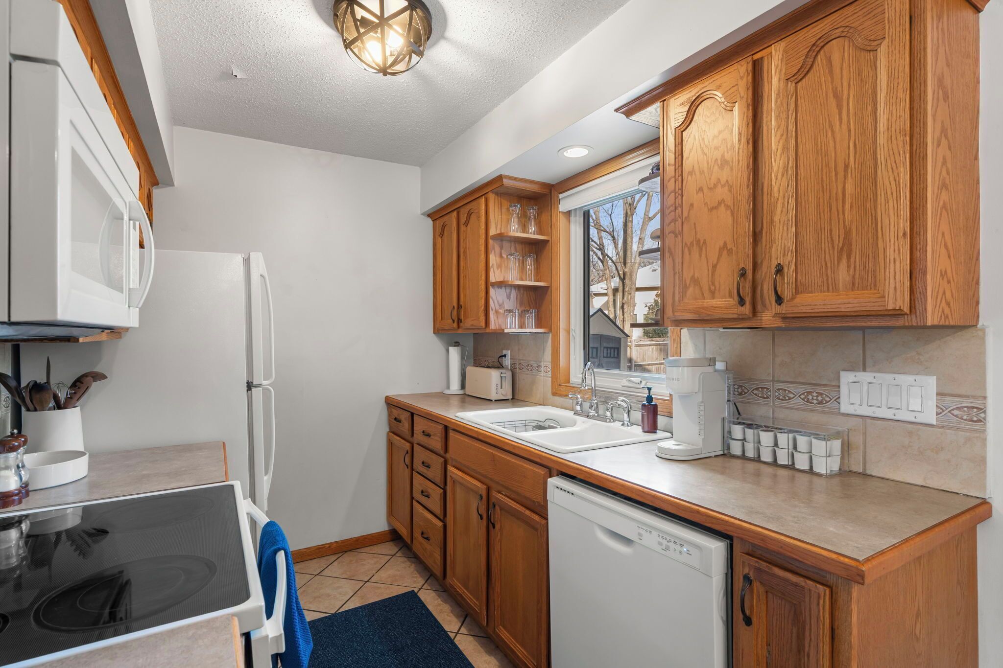 Coffee/tea maker, fridge, microwave, oven
