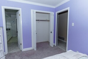 Quarto com armário, banheiro e corredor.