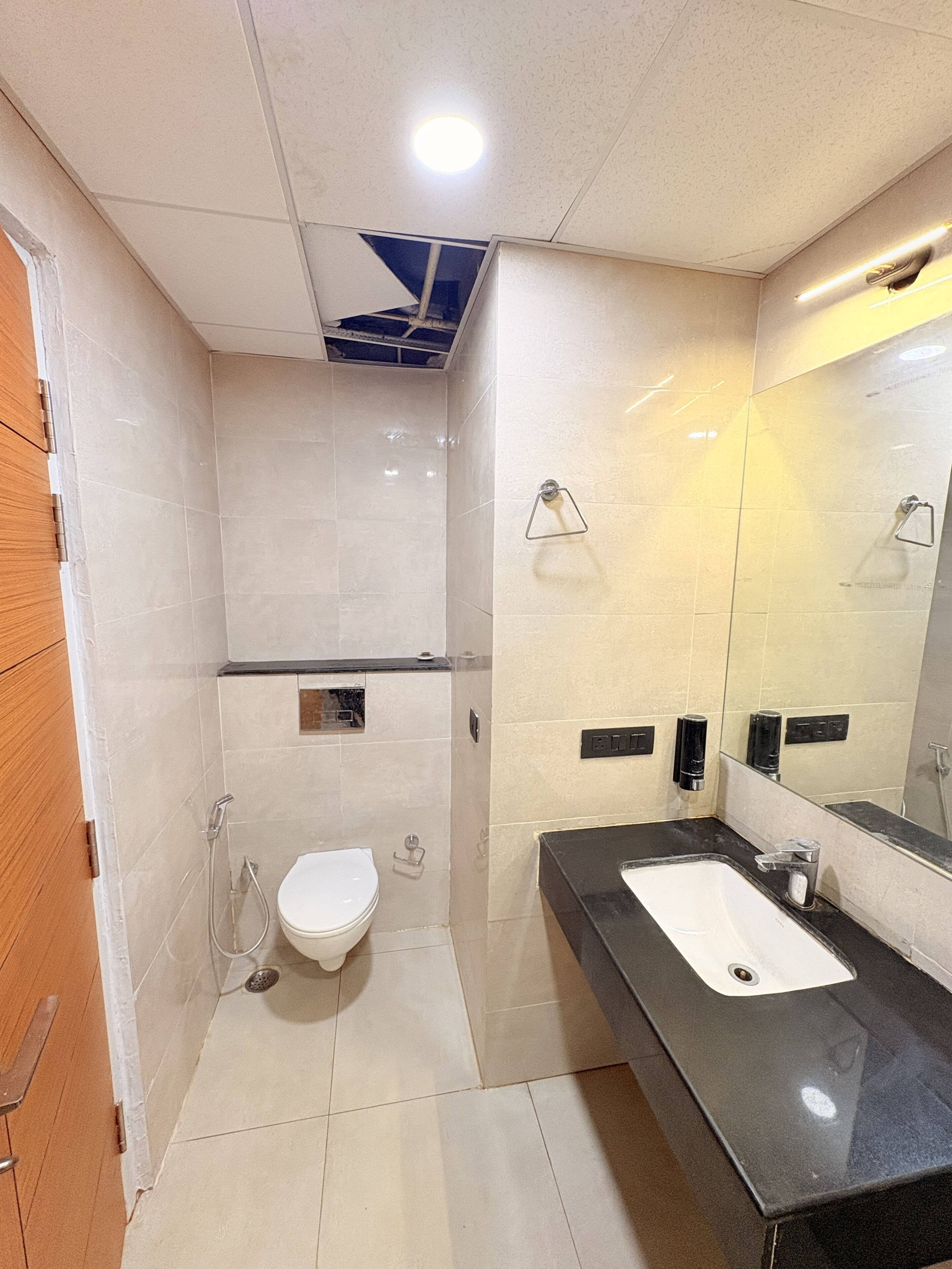 Douche, sèche-cheveux, serviettes fournies, savon