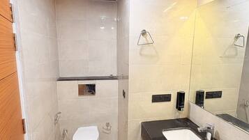 Douche, sèche-cheveux, serviettes fournies, savon