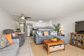 Smart TV, books - Oceanfront Sunrise Escape - Calm Beach - AC (Hauula)