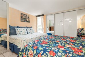 1 bedroom, iron/ironing board, travel crib, WiFi (free) - Oceanfront Sunrise Escape - Calm Beach - AC (Hauula)