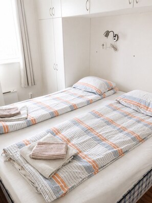 Free WiFi, bed sheets - Apartment with sea view in Henningsvær (Vågan)