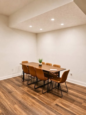 A conference room with a wooden table, six chairs, and a potted plant. - Cozy Cabana by Jungle House | Downtown & Short North | Free Parking | Near Convention Center & OSU (Columbus)