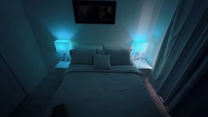 Ein Hotelzimmer mit einem Bett, zwei Nachttischen und zwei Lampen.