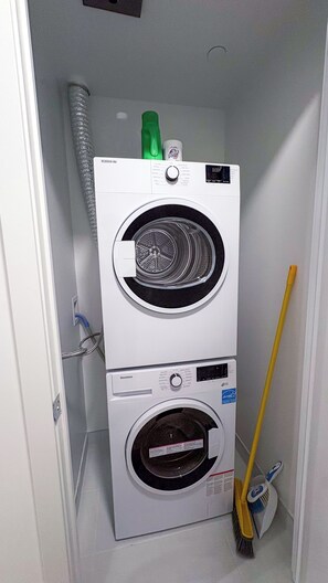 Eine kompakte, wendige Waschmaschine in einem kleinen Hauswirtschaftsraum.