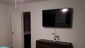 Makuuhuoneessa on sänky, lipasto, televisio ja kattotuuletin.