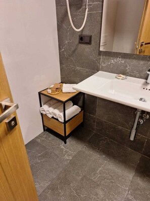 Dusche, Haartrockner, Bidet, Handtücher