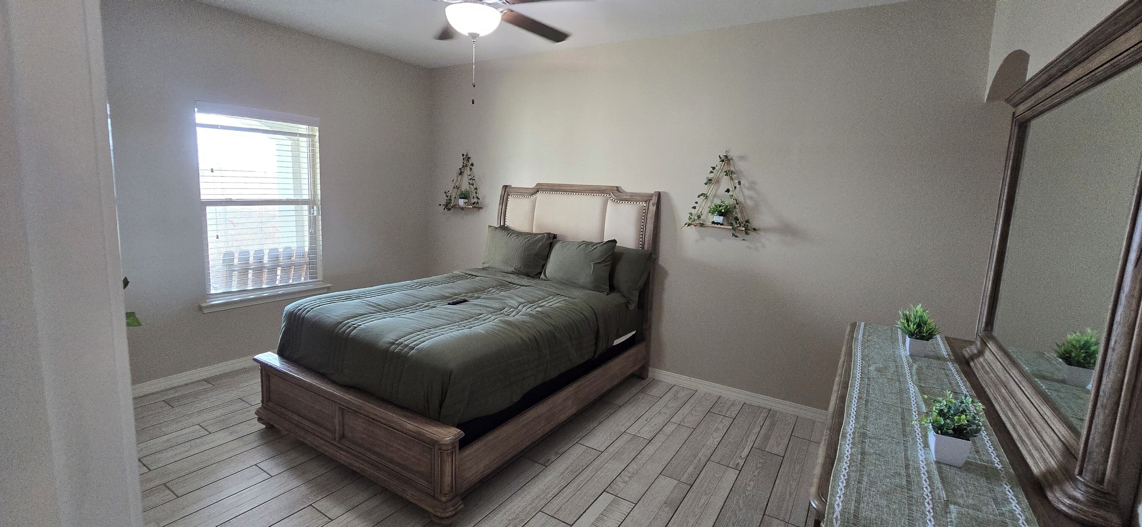 Tabla de planchar con plancha, wifi, ropa de cama