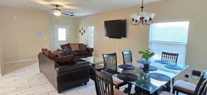 Living area - Marvelous 4-bedroom house with AC in vibrant El Paso. Short drive to Fort Bliss. (El Paso)