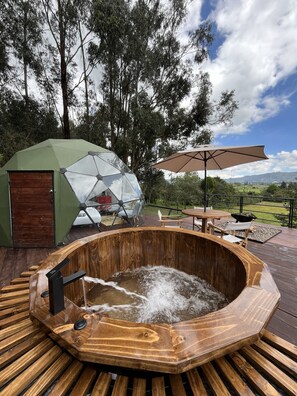 Suite Deluxe, se aceptan mascotas, vista a la montaña | Restaurante al aire libre