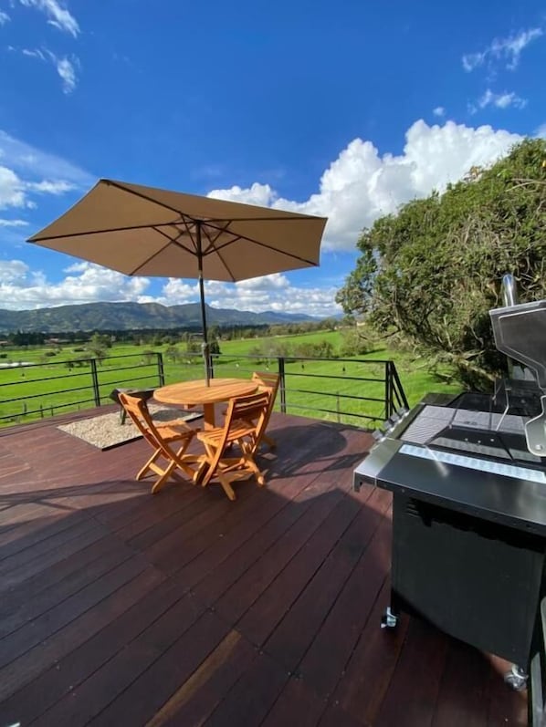 Suite Deluxe, vista al jardín | Restaurante al aire libre