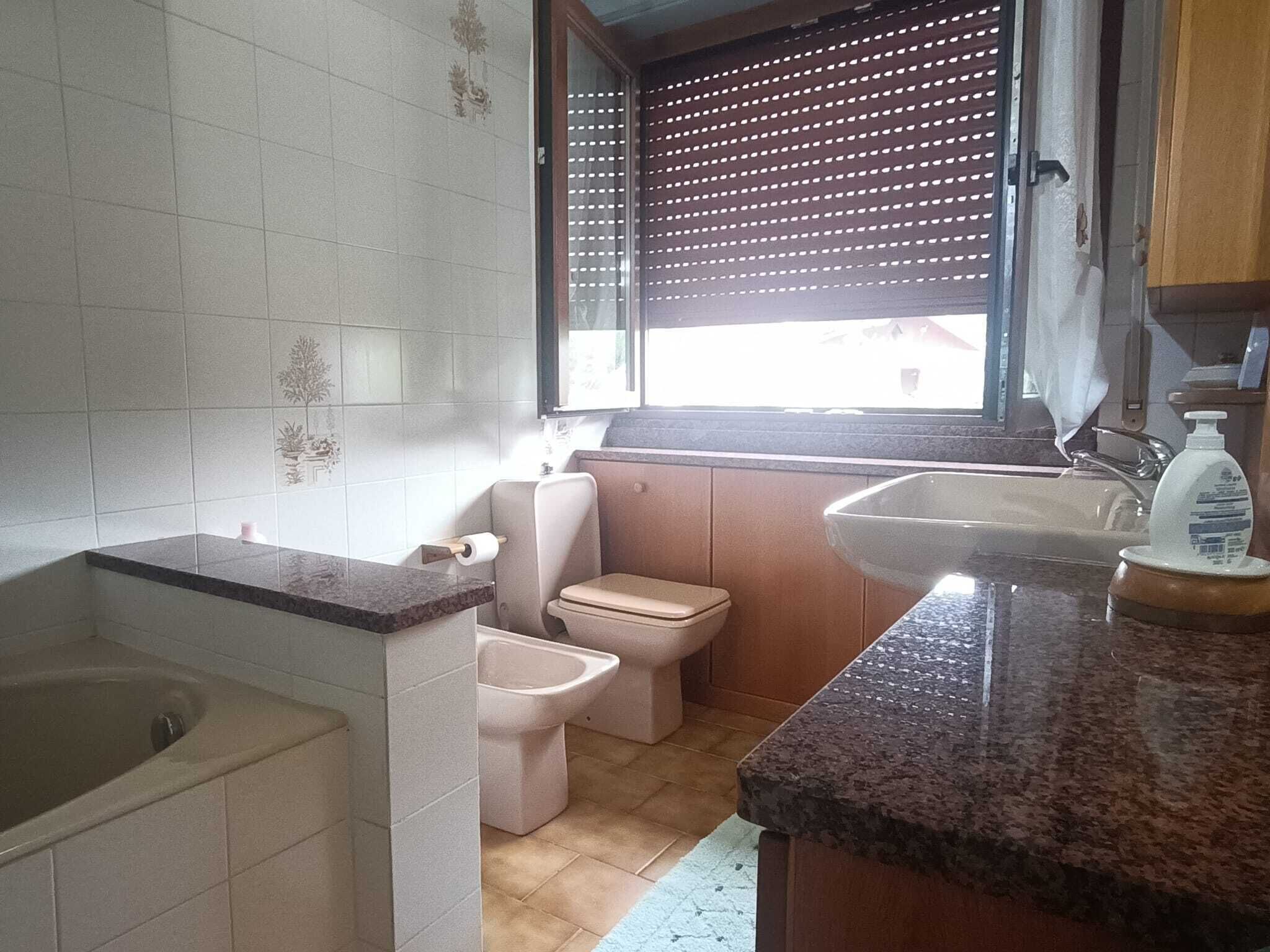Ein Badezimmer mit Badewanne, Toilette und Waschbecken.