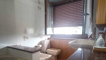 Ein Badezimmer mit Badewanne, Toilette und Waschbecken.