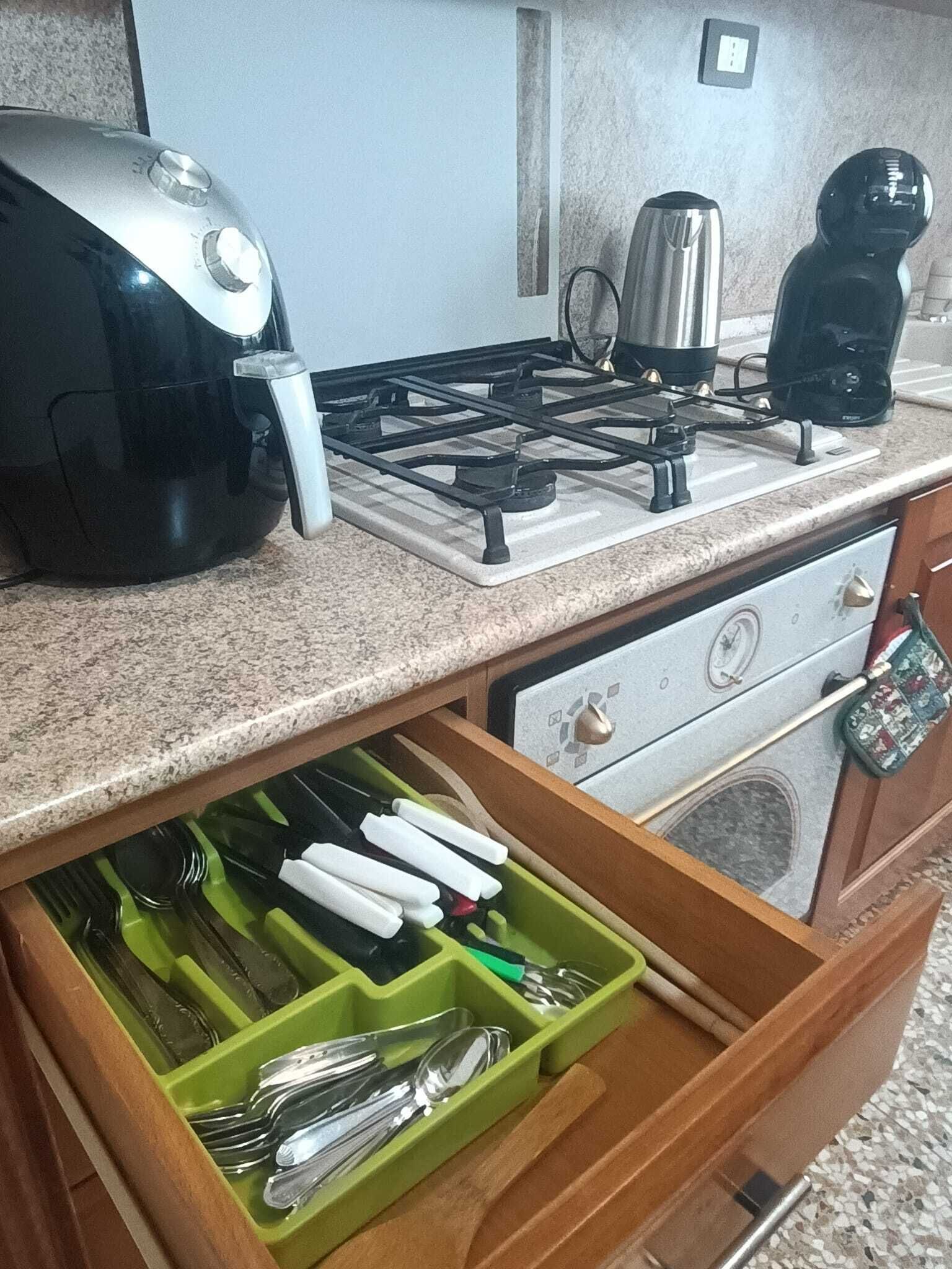 Kaffetrakter/tekoker, kjøleskap, ovn og kokeplater