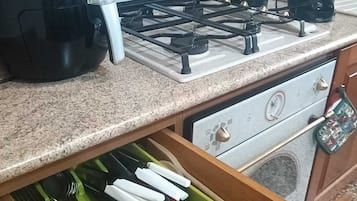 Kaffetrakter/tekoker, kjøleskap, ovn og kokeplater