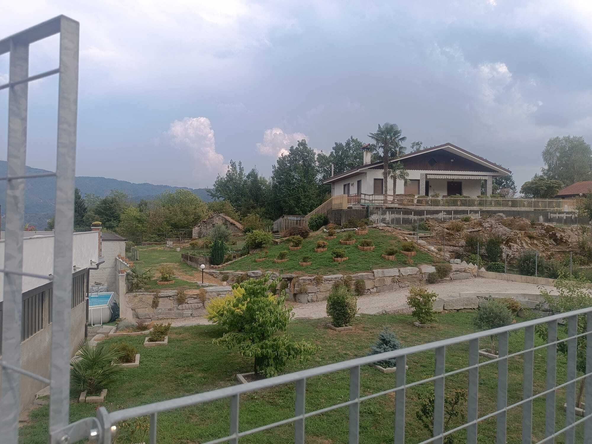 Ein Wohngebiet mit einem Haus, einem Schwimmbad und einem angelegten Garten.