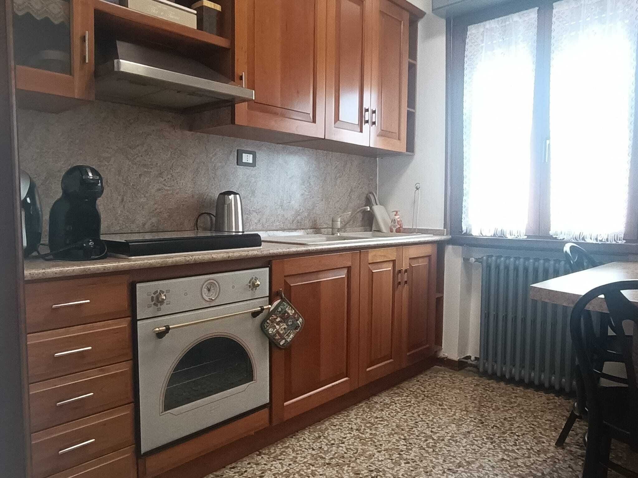 Cafetera y tetera, refrigerador, horno y parrilla de estufa 