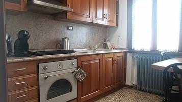 Cafetera y tetera, refrigerador, horno y parrilla de estufa