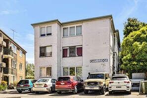A multi-story building with a sign reading 'CAMBRIDGE' on the facade. - Richmond Pad MCG and Bridge Rd Stay Free Parking (Richmond)