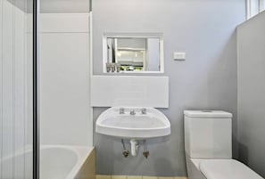 Hair dryer, towels - Richmond Pad MCG and Bridge Rd Stay Free Parking (Richmond)