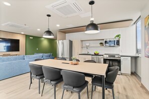 大型冰箱、微波爐、烤箱、爐台