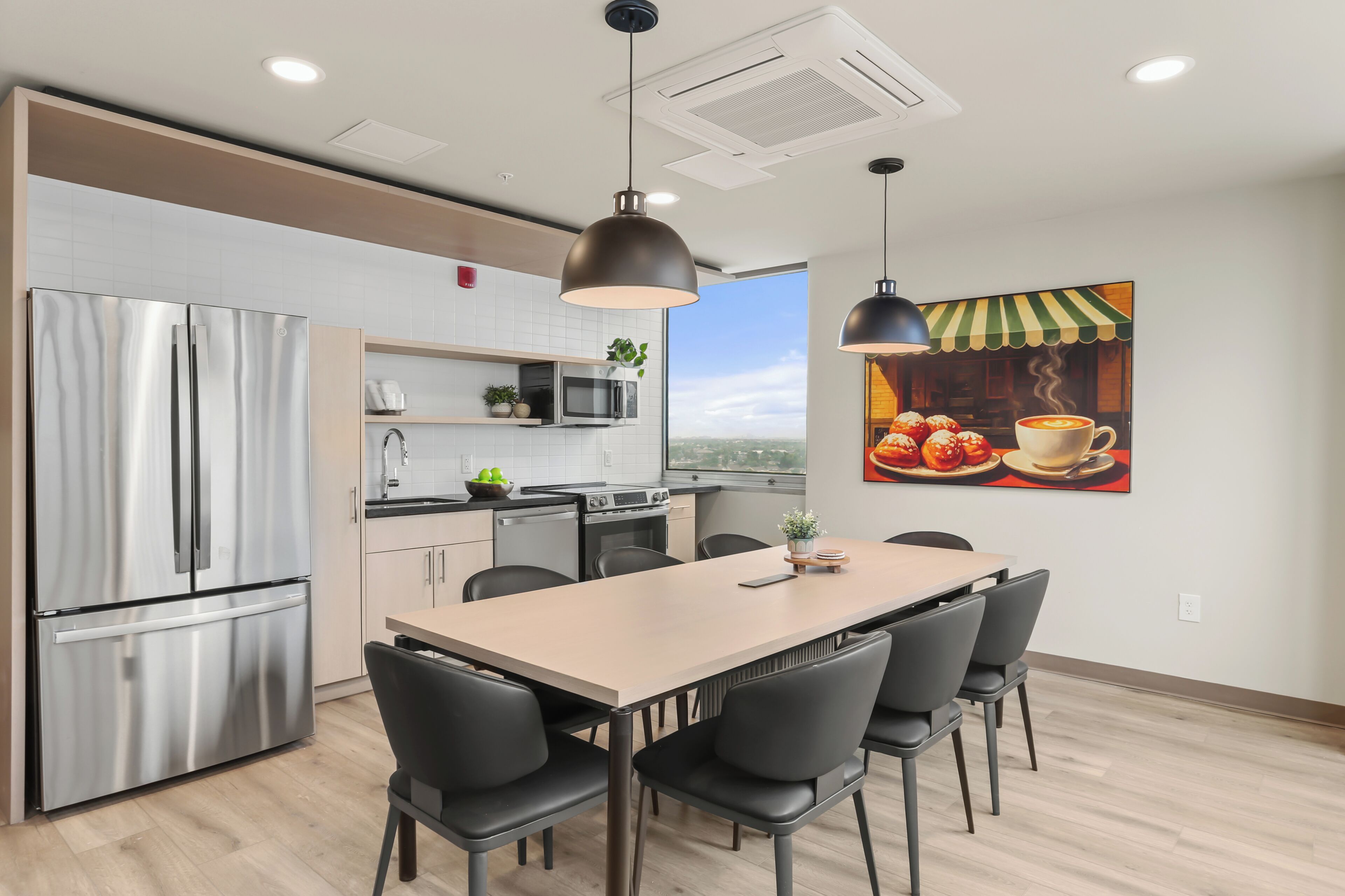 Full-sized fridge, microwave, oven, stovetop