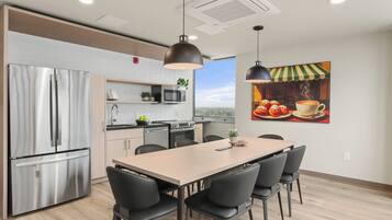 Full-sized fridge, microwave, oven, stovetop