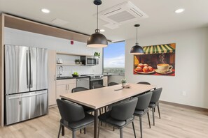 Full-size fridge, microwave, oven, stovetop - VCAY - Bridge View 5BR-5BA  (New Orleans)